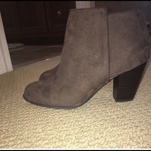 GAP booties size 8 ***never worn***