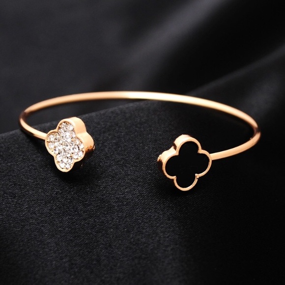 Jewelry - 🎀FEMININE LUCKY CZ CLOVER BANGLE🎀