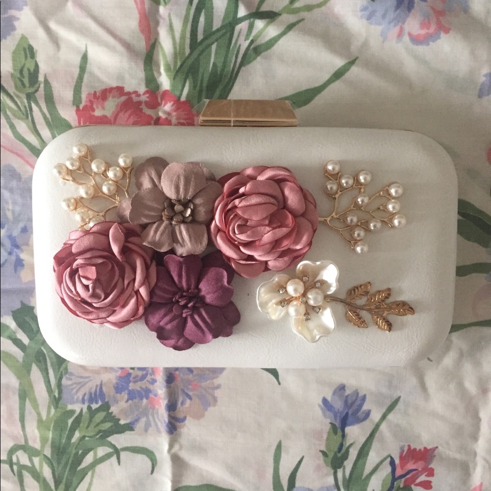 NEW 👛3D Floral Appliqué Clutch 👛