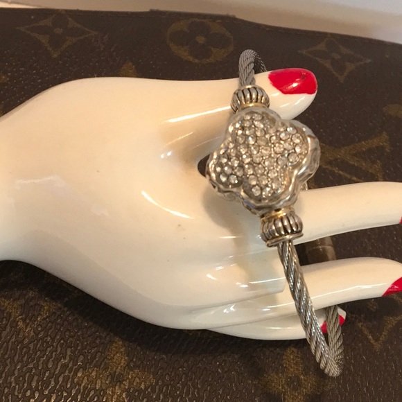 Fashion jewelry, clover Rhinestones silver tone - Picture 1 of 6