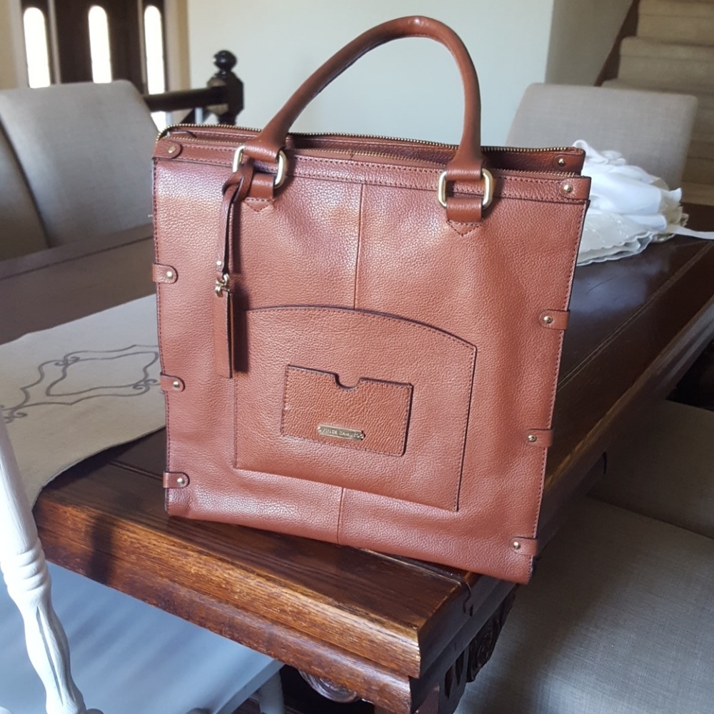 Vince Camuto leather purse in. new conditionion