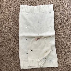 NWT Victoria’s Secret set Beaded Neck Warmer & Hat