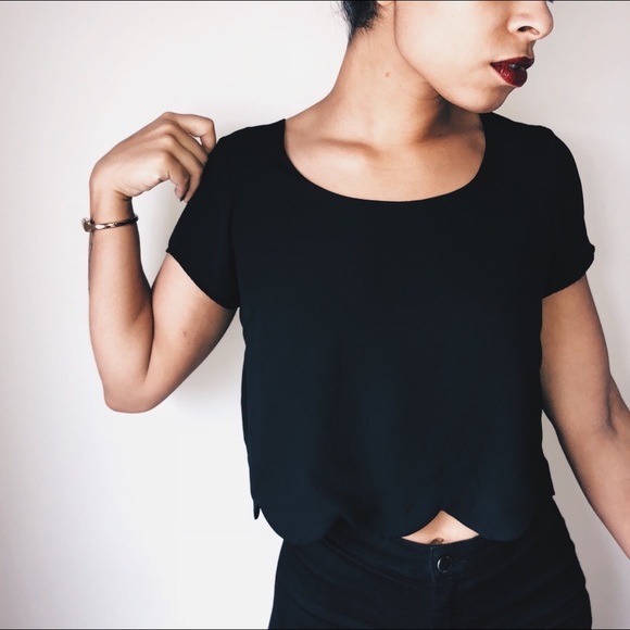 Black crop top // stunning trim - Picture 2 of 5