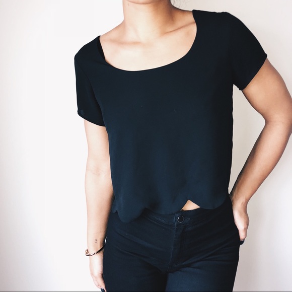 La Hearts Tops - Black crop top // stunning trim