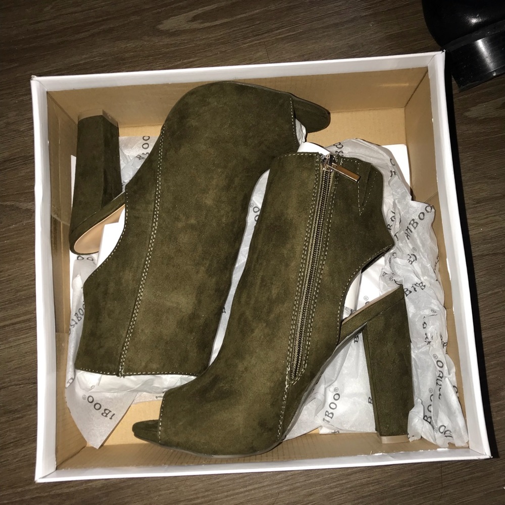 OLIVE GREEN PEEP-TOE BOOTIES