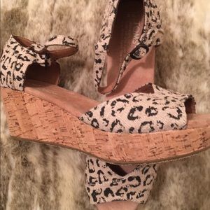Toms Wedge Cheetah Print Sandals