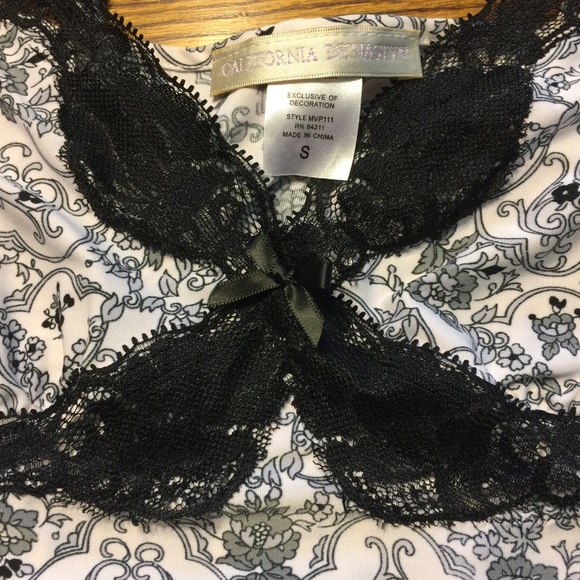 Women's small night gown & robe. - Picture 2 of 6