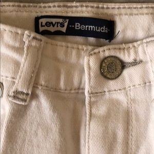 Levi’s white jean shorts. Size 3T.