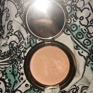 BECCA Light Chaser Highlight