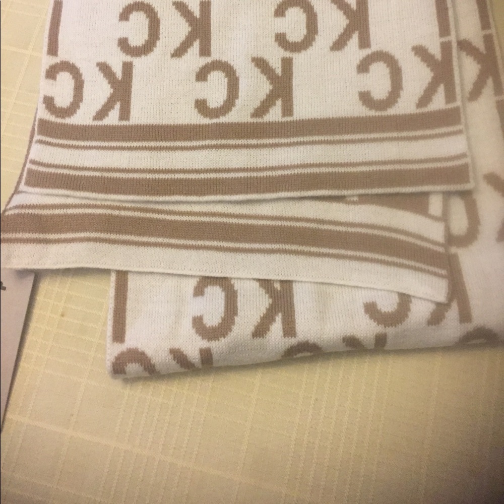 KENNETH COLE SCARF - Picture 3 of 5