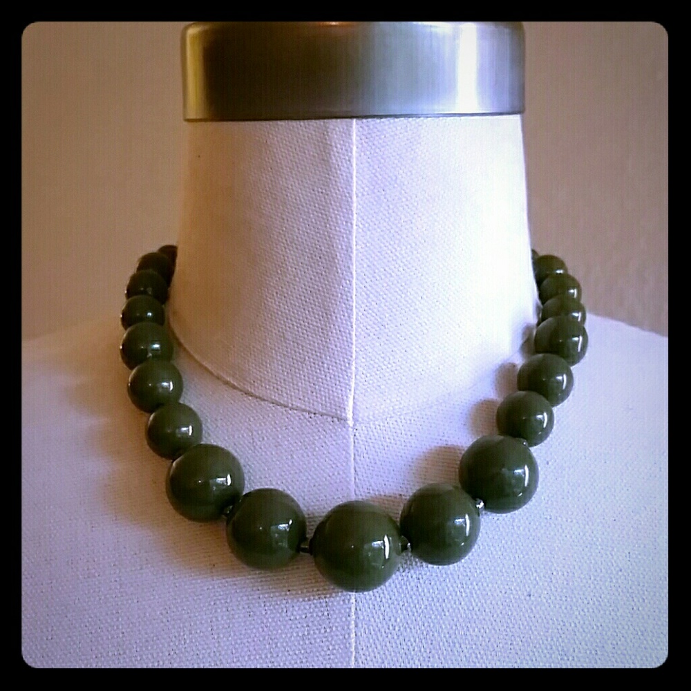 VINTAGE green  chunky beaded necklace
