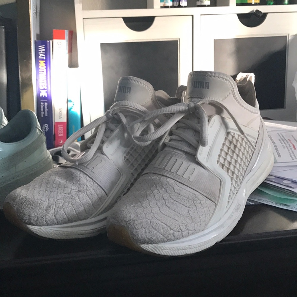 White puma sneakers! ❤️