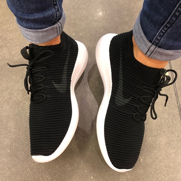 🎬Roshe Flyknit🎬Price firm 🎬Nike new in a box - Picture 2 of 8