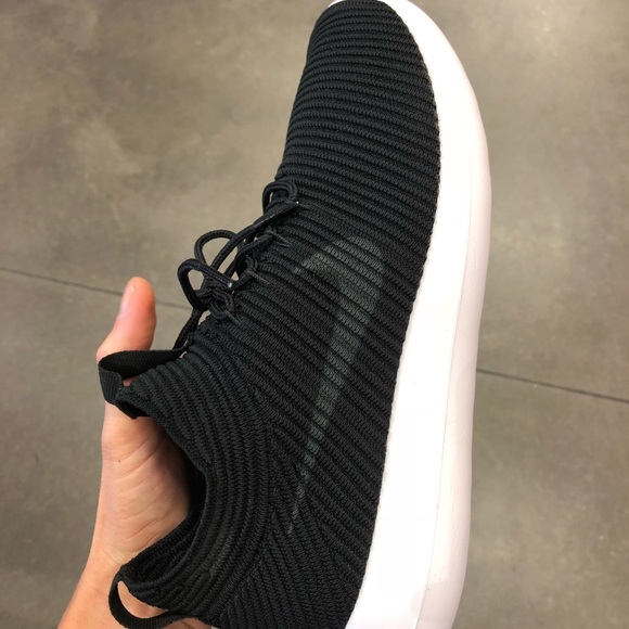 🎬Roshe Flyknit🎬Price firm 🎬Nike new in a box - Picture 4 of 8