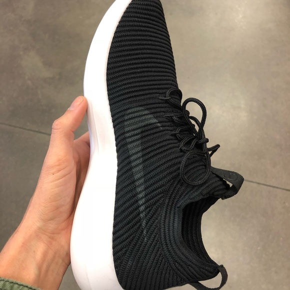 🎬Roshe Flyknit🎬Price firm 🎬Nike new in a box - Picture 5 of 8