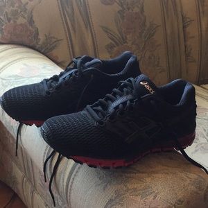 A pair of asics gel-quantum 180 size 8 women's.