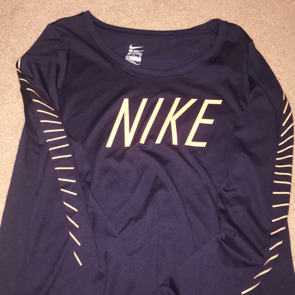 NEVER WORN !!! loose fitting