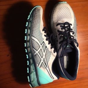 ASICS size 8 running- Gel quantum 360