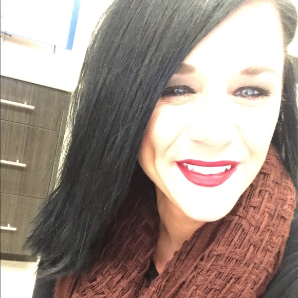 Meet your Posher, Carrie - Picture 1 of 3