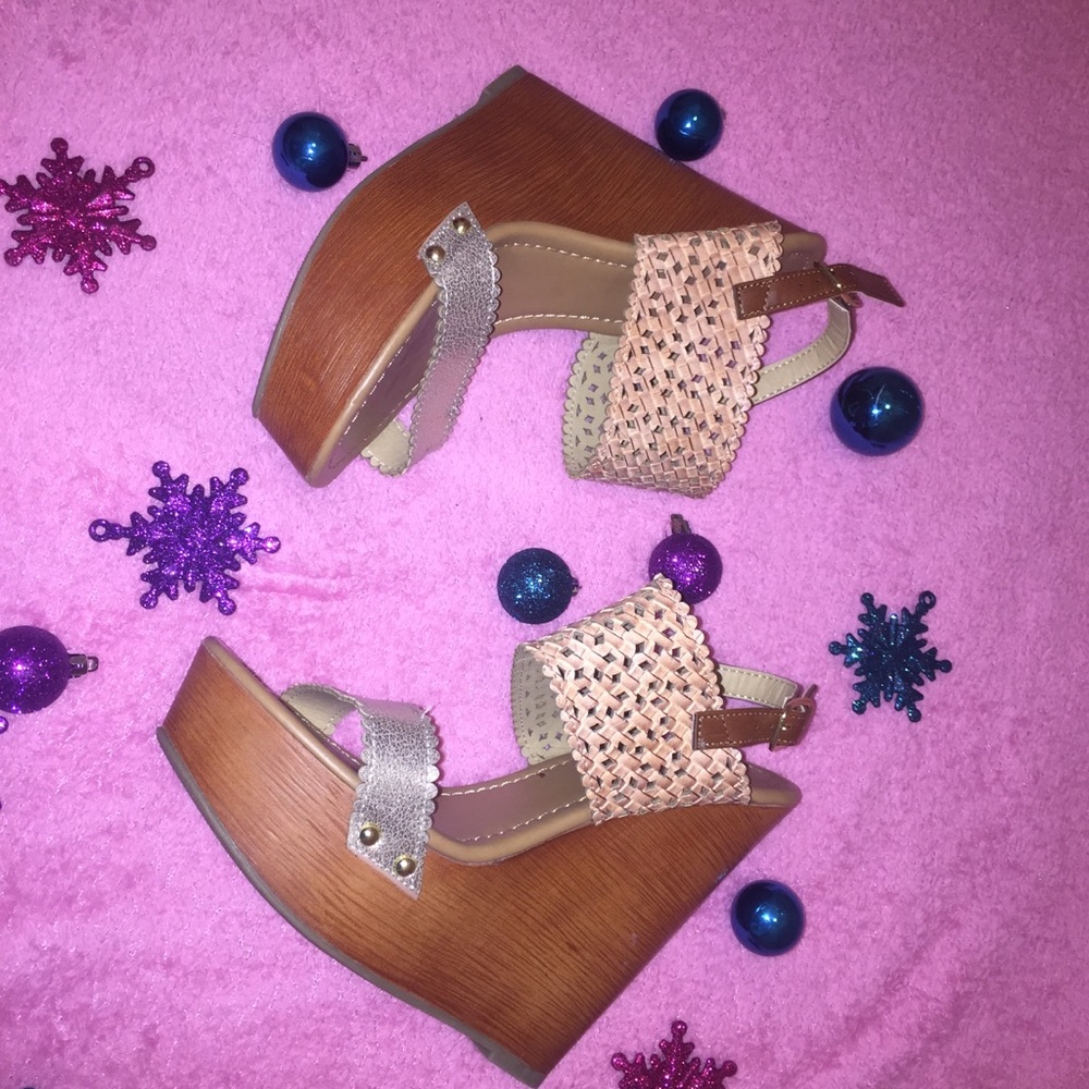 SODA bohemian style Wedges NWT