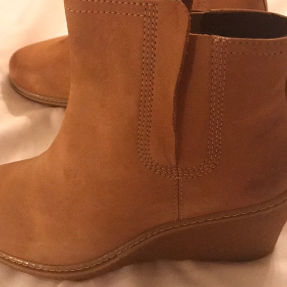 Timberland boots..little wedge great for everyday - Picture 2 of 5