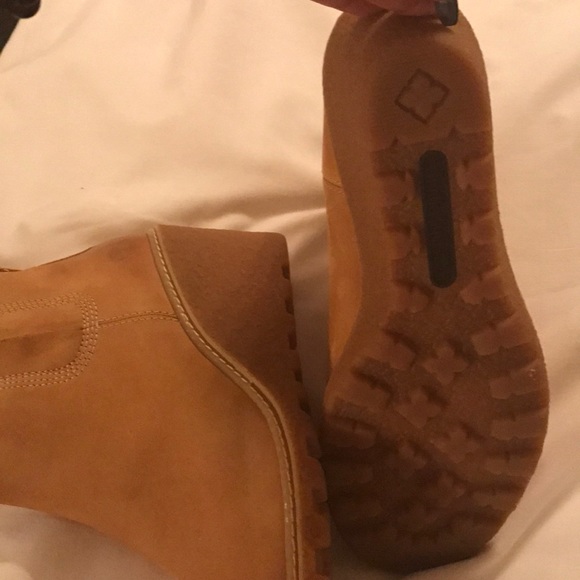 Timberland boots..little wedge great for everyday - Picture 3 of 5
