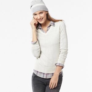 Uniqlo Merino Wool V-Neck Sweater in Off White