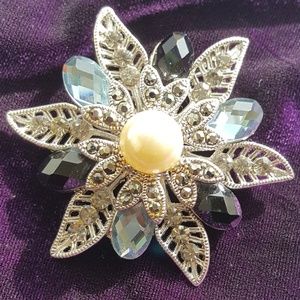 Cookie Lee grey pearl snowflake broch