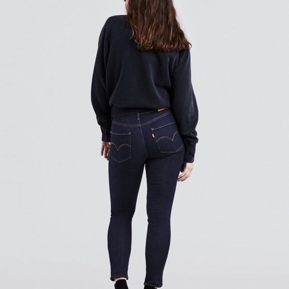 High rise skinny Levi’s in dark indigo wash - Picture 2 of 3