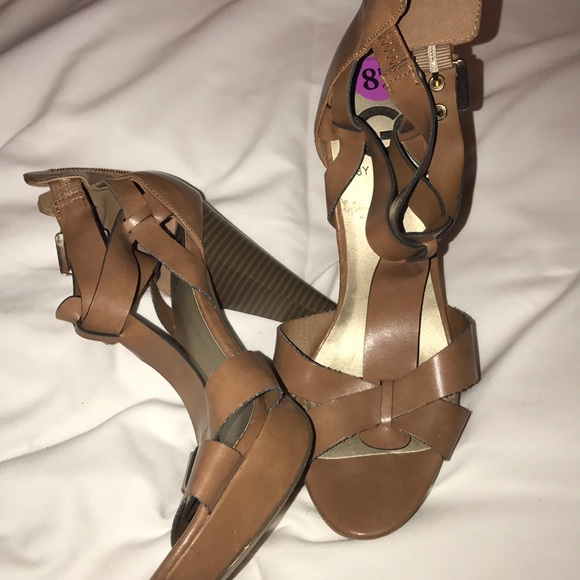 Guess heels very comfortable and go with anything - Picture 2 of 4