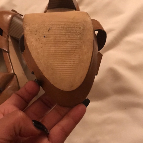 Guess heels very comfortable and go with anything - Picture 3 of 4