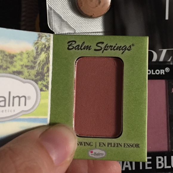 Assorted full and sample sized makeup - Picture 2 of 8