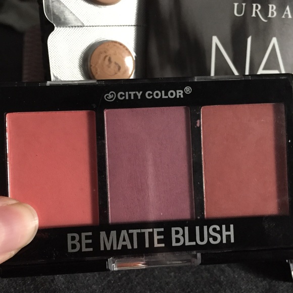 Assorted full and sample sized makeup - Picture 3 of 8