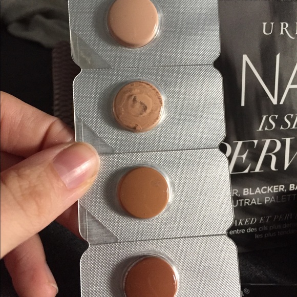 Assorted full and sample sized makeup - Picture 4 of 8