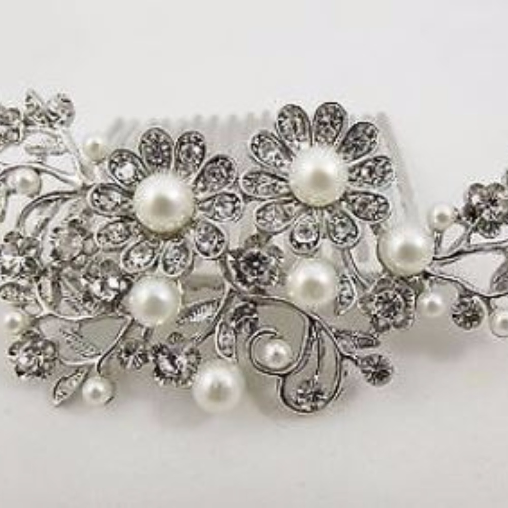 NWOT Big Pearl Daisy Flowers Comb