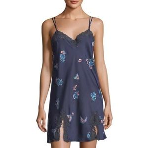 JOSIE NATORI PAPILLON PRINTED FEATHERS CHEMISE