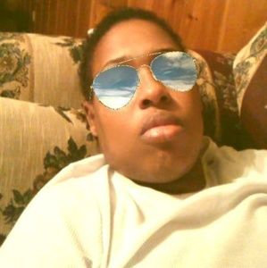 Meet your Posher, Ebony