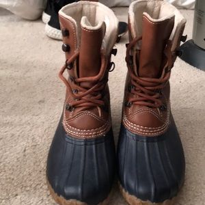 Off brand duck boot with fur