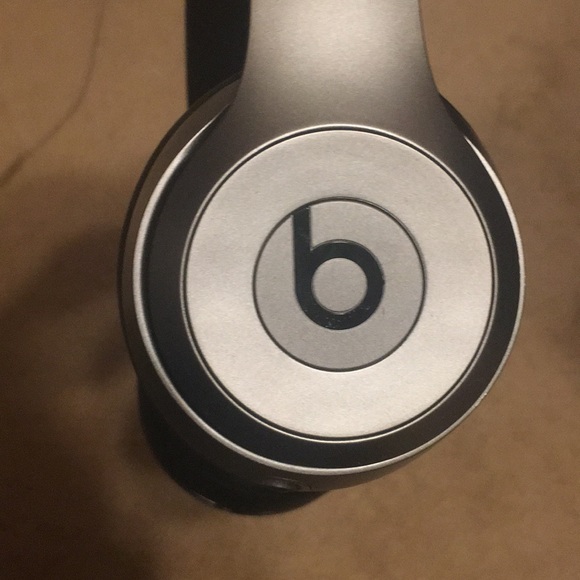 Beats solo 2 wireless - Picture 2 of 5