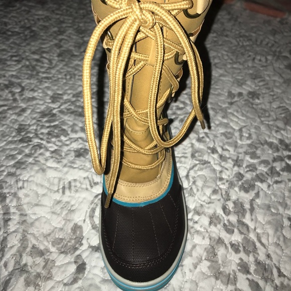 Charlotte Russe Snow Boot - Size 6 - Picture 2 of 2