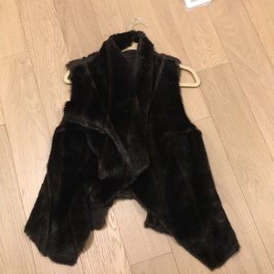 Bebe fur vest