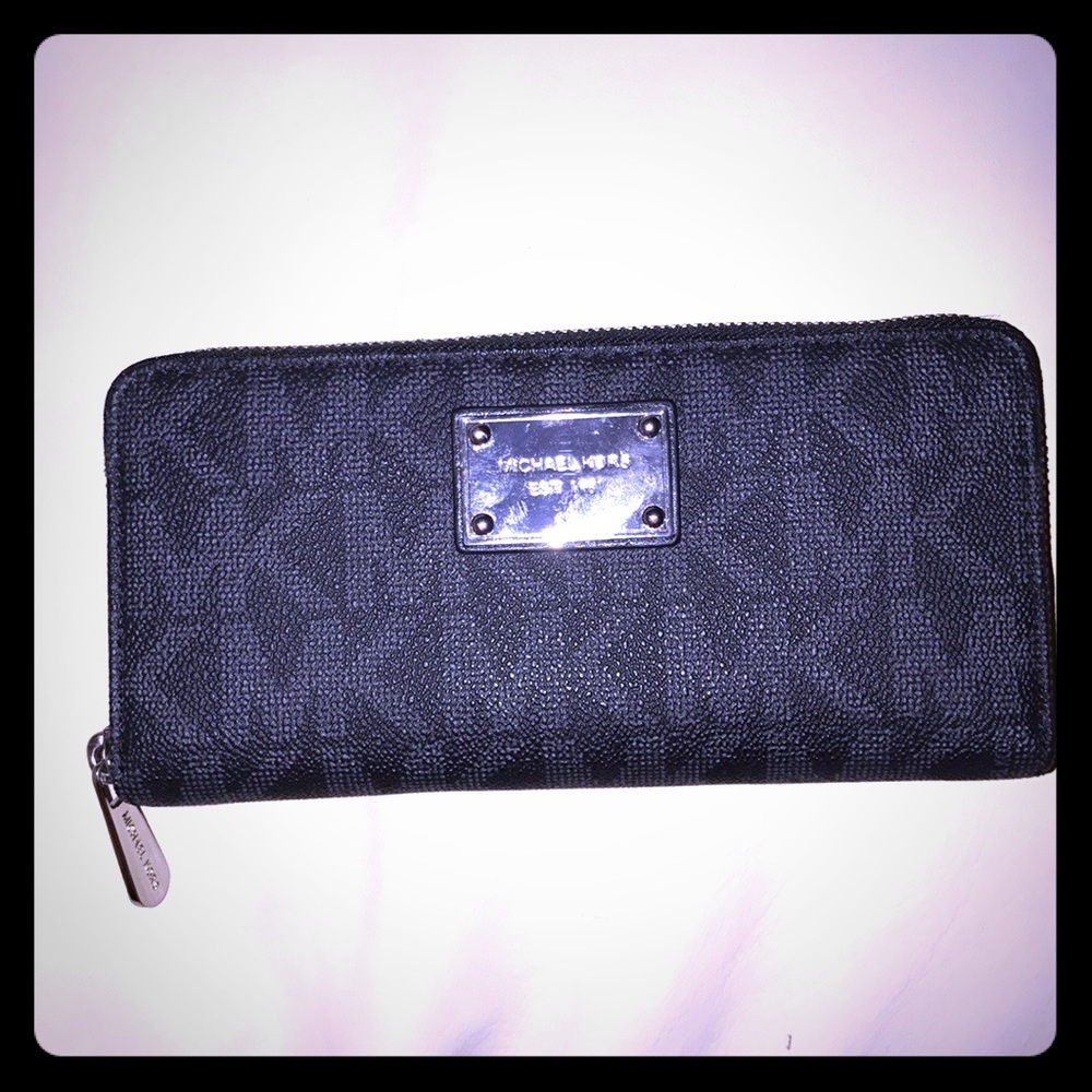 Michael Kors Wallet LIKE NEW!
