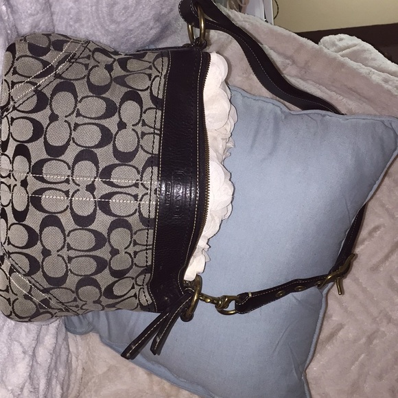 Authentic Coach Small Shoulder Bag - Picture 1 of 8