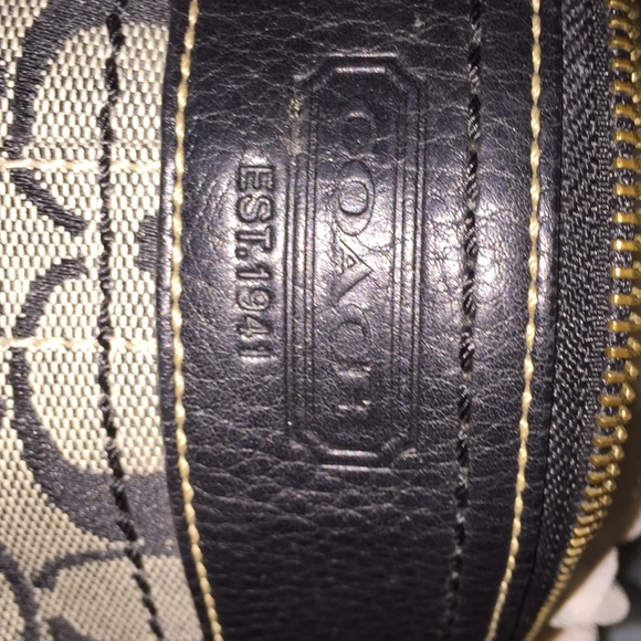 Authentic Coach Small Shoulder Bag - Picture 2 of 8