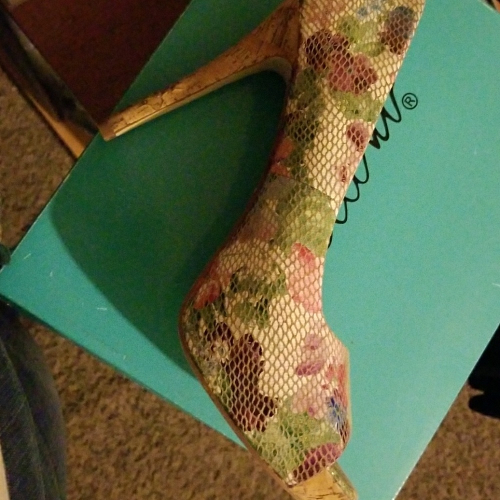 Women's floral print shoe