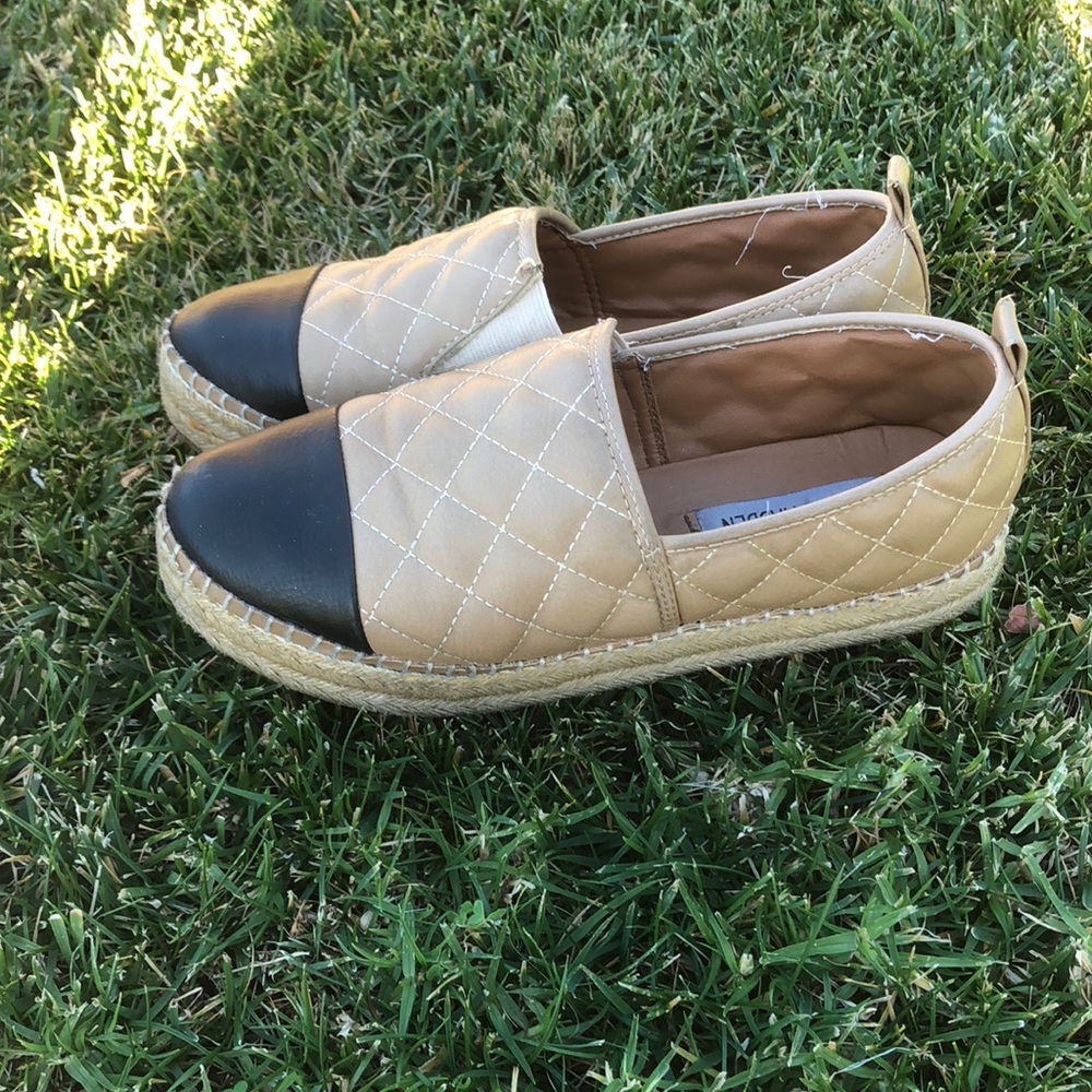 Steve Madden Tan and Black flats. Palamo Nat/BLK