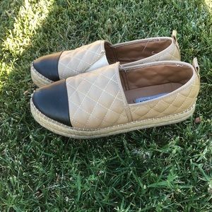Steve Madden Tan and Black flats. Palamo Nat/BLK