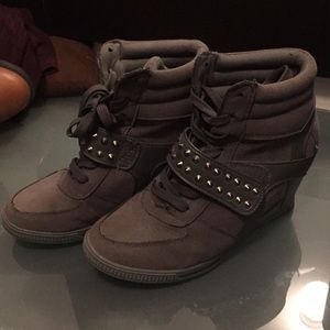 Size 7 Bucco wedge tennis shoe