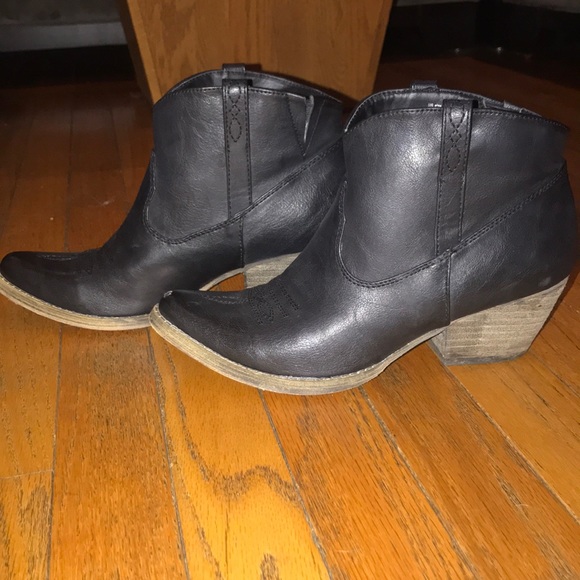 Very Volatile Leather Booties - Picture 3 of 5