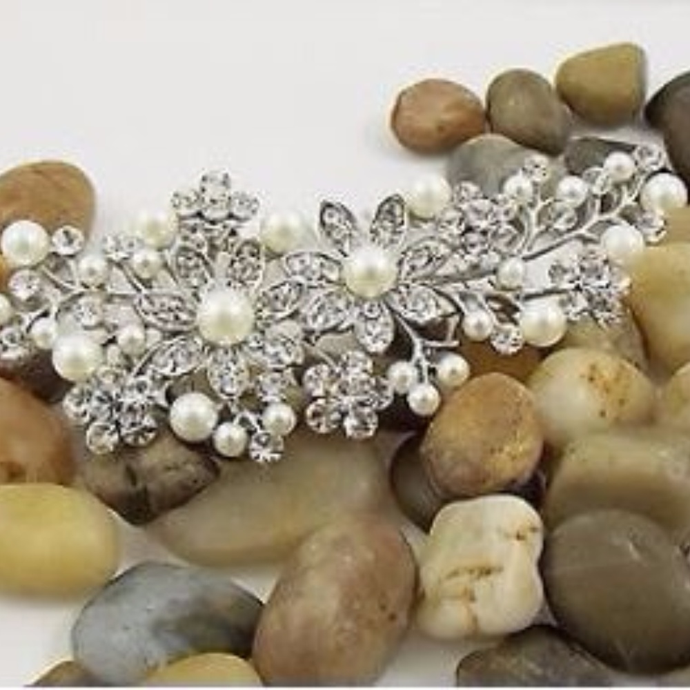 NWOT Daisy with Pearls Comb